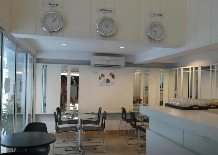 Nantra De Comfort Hotel 3*